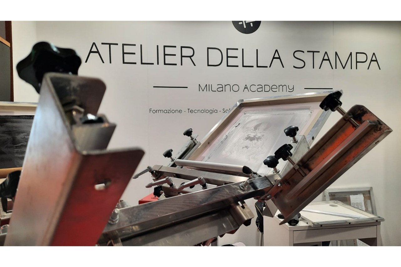 <p>Il piano unico di Market Screentypographic per eseguire sul medesimo supporto la serigrafia diretta, il seritransfer 3D e l’applicazione mytex con effetto metallico</p>
